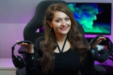 Frau mit Gaming Headsets