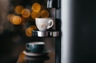 Kaffeetasse auf Kaffeevollautomat